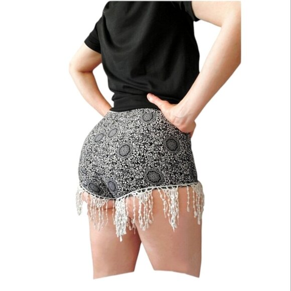 BREEZE EVER- Black/White Paisley Boho Resortwear Shorts Macrame Trim- S - Picture 7 of 11